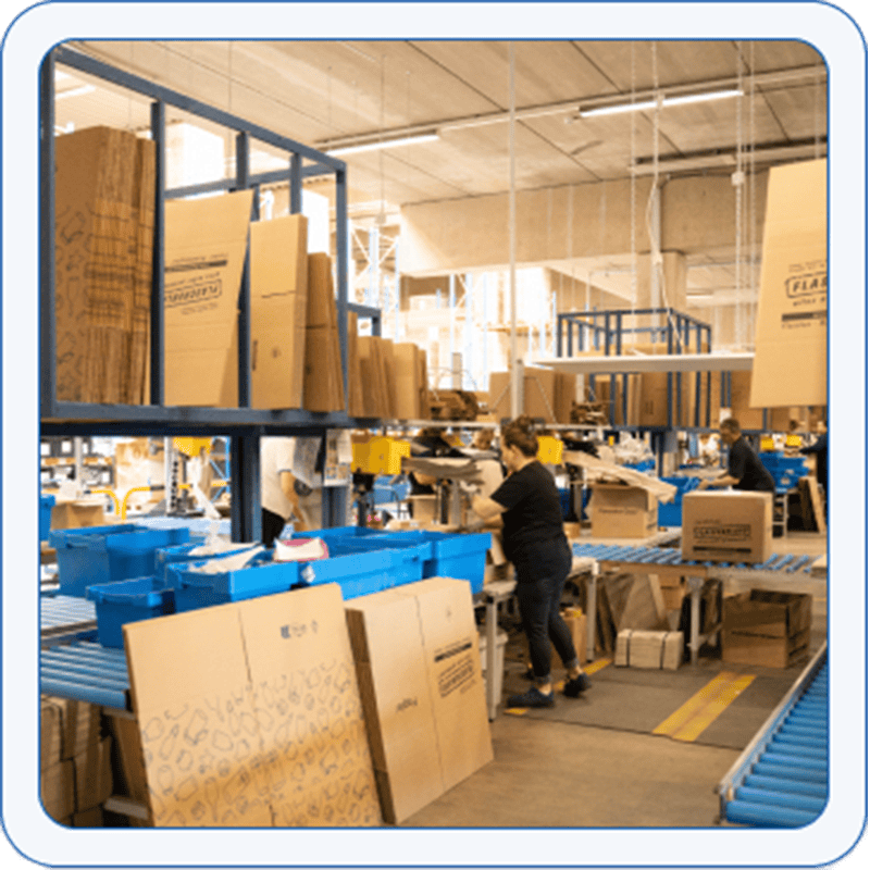 Draugiška moteris logistikos pakavimo siuntose