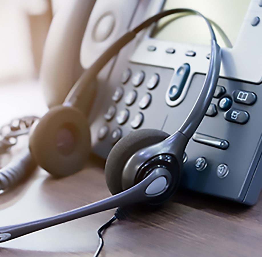 Klientų aptarnavimo nuotaika: telefonas su ausinėmis pasvirusi